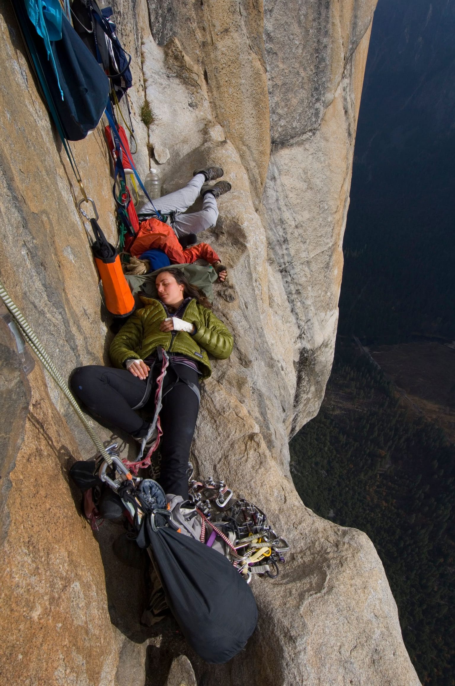 Salathe Wall Free 2005, 2 of 3.
In actuality, I arrived beat up physically and mentally, already 2 days over schedule and low on food, water and clothing. I had to dig deep and give it all I had on the first rope-stretching endurance headwall pitch—forget the deep-sore muscles, aching feet and empty tank, and believe in hope 🙏🏻
📷 Jimmy Chin